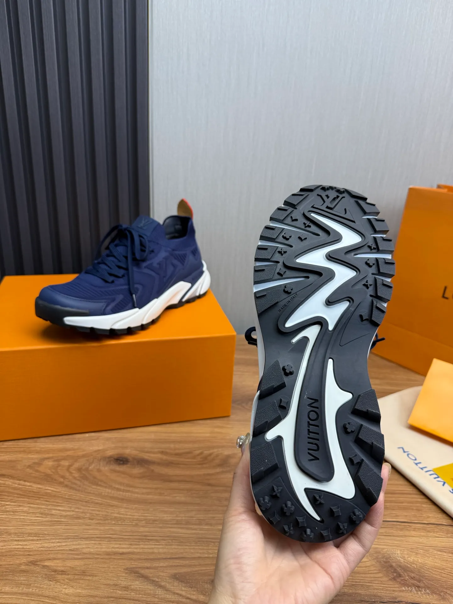 Men's Men's Shoes 580💰 🌈LV | Louis Vuitton 2025 LV Louis Vuitton L House Donkey Brand Latest Olympia Series Couple Style Silver Horn King Casual Sports Shoes Running Shoes This LV Olympia sports shoe combines mesh fabric and metallic synthetic leather and other technical fabrics to reinterpret the classic running shoe design with a neat and simple design. Lightweight EVA outsole provides a stretchy fit. Rich details such as Monogram embossing and LV letters establish recognition. Exquisite packaging at the delivery counter 🛍📦 ▪️Fabric: original imported technical fabric + mesh ▪️Inner lining: original customized breathable mesh ▪️Sole: original molded rubber foam material ▪️Sole thickness: 3.5CM ▪️Size: 38-44 yards